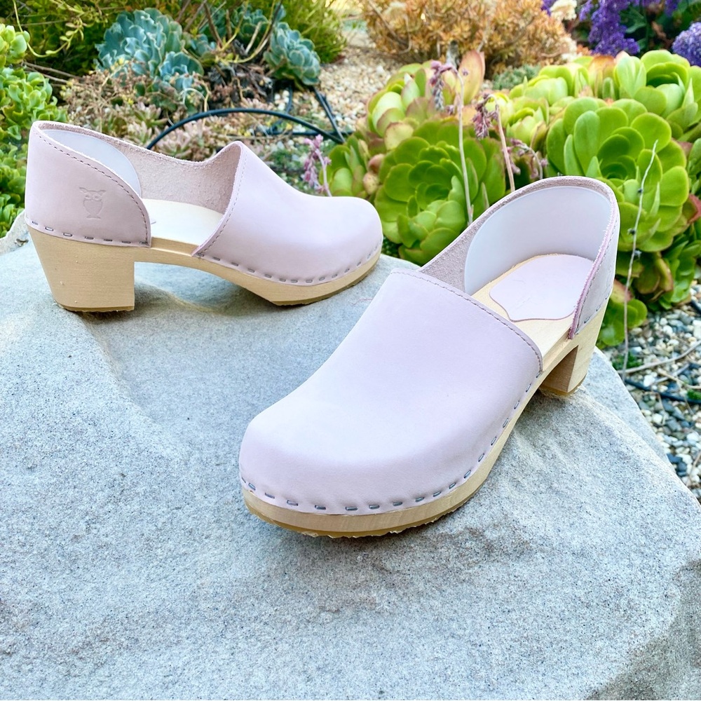 Women’s Open-Back Leather Clogs in Blush Pink